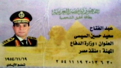 Personenkult: Sissi Personalausweise aus Plastik sind derzeit überall auf Ägyptens Straßen erhältlich.